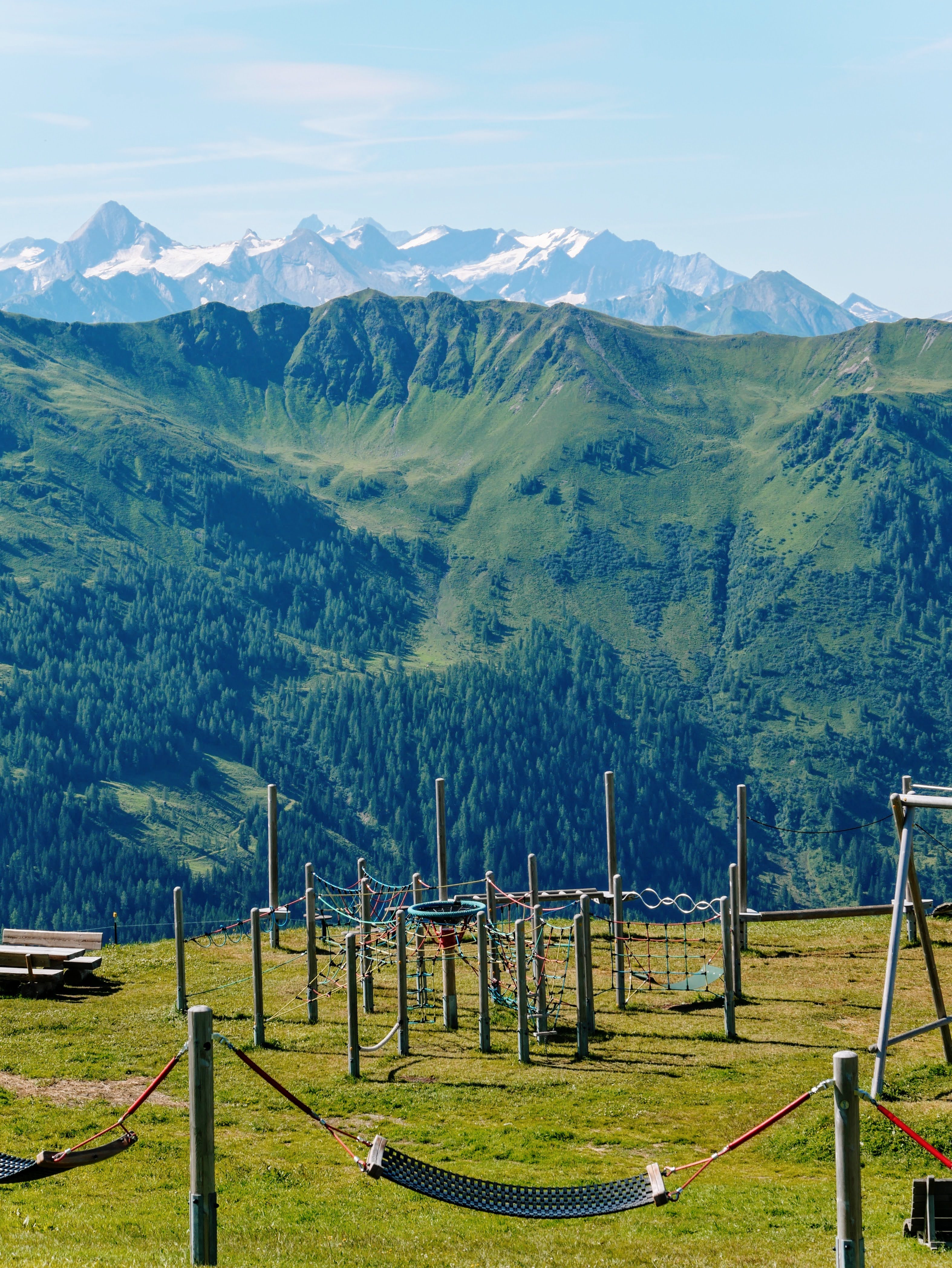 Verre besneeuwde pieken zichtbaar vanaf Saalbach Hinterglemm